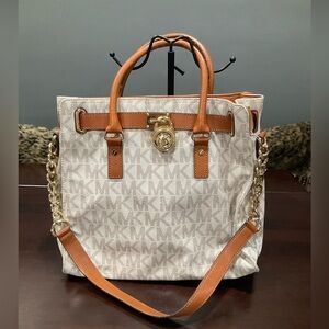 MICHAEL KORS HAMILTON LOGO TOTE WITH SHOULDER STRAP IN VANILLA